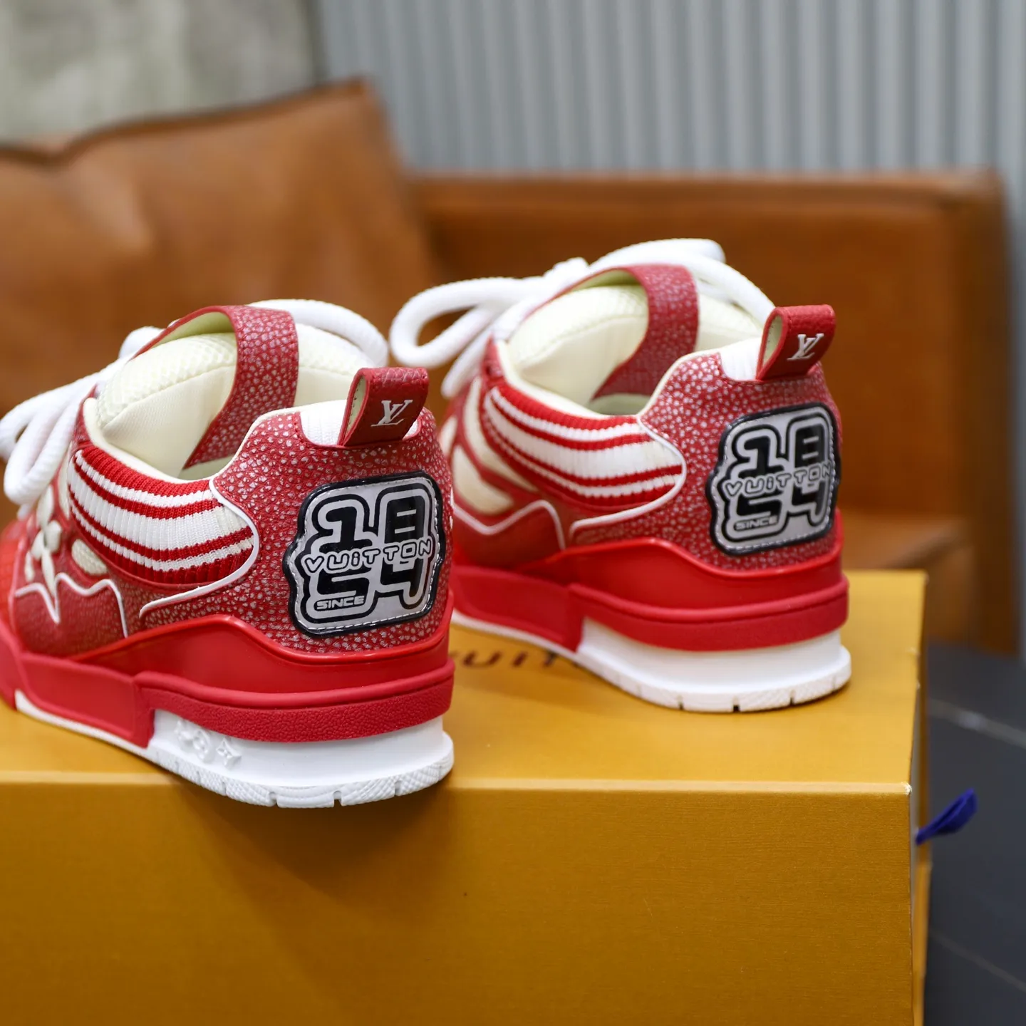 Ex-factory price: 860💰LV Couple👫Louis Vuitton TRAINER sneakers classic Louis Vuitton men's artistic director Virgil Abloh picked inspiration to create this LV Trainer sneaker. Yingze crystal inlays present a colorful effect. VS can be matched with two gorgeous effect colors. The LV letter logo badge on the tongue is gorgeous and noble. The LV letter is decorated on the side. The outsole is decorated with a Monogram flower pattern. It shows the trend of elegance and nobility! Men's and women's models: 35-46